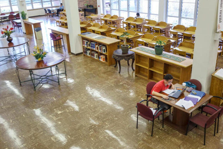 Hawaii,Hawaiian,Oahu,Honolulu,University of Hawaii at Manoa,campus,school,education,Gregg M. Sinclair Library,interior inside,student