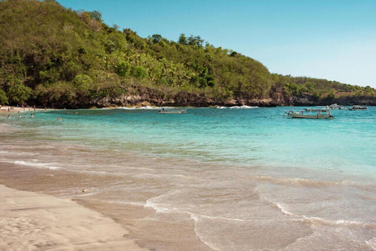 Turquiose water at Crystal Bay Beach in Nusa Penida Island, Bali, Indonesia.