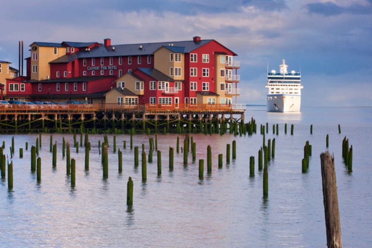 Cannery Pier Hotel with cruise ship arriving at sunrise on the Columbia River, Astoria, Oregon, USA Cannery Pier Hotel with cruise ship arriving at sunrise on the Columbia River, Astoria, Oregon, USA