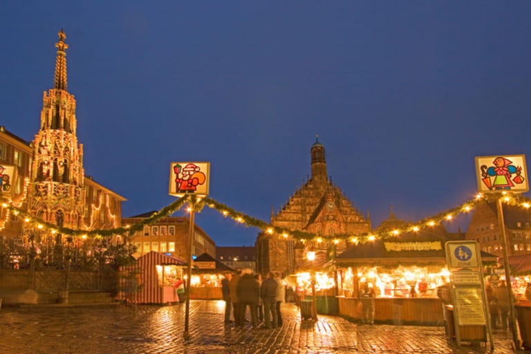 DEU Mittelfranken Nuernberg Christkindlesmarkt Frauenkirche DEU Mittelfranken Nuernberg Christkindlesmarkt Frauenkirche